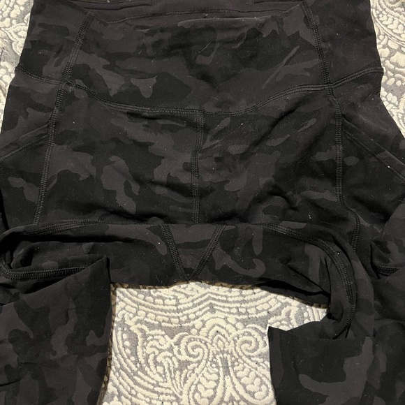Lulu lemon black camo leggings - Picture 2 of 5